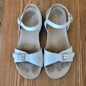 Vionic sandals size 7
